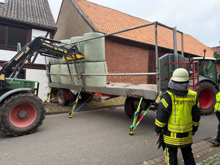 Ein Treckeranhänger war in Hauswand gefahren.