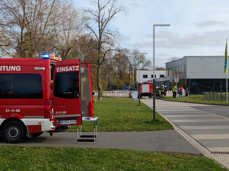 Am Stadtbad Okeraue kommt es aktuell zu einem Feuerwehreinsatz.