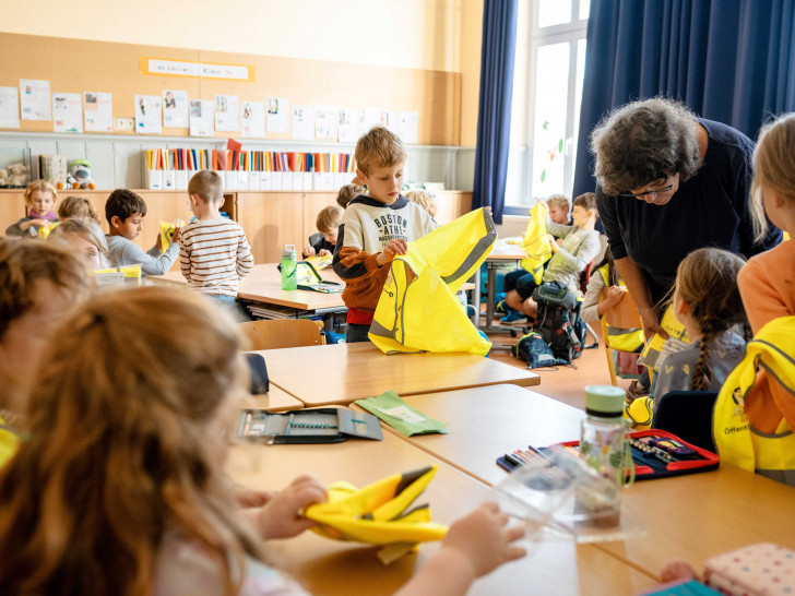 Ab sofort sind die neuen Erstklässler auch im Dunkeln gut sichtbar: Die Öffentliche Versicherung Braunschweig und die Verkehrswacht Wolfenbüttel haben über 1.000 Sicherheitspakete für alle Grundschulen in Wolfenbüttel an der Grundschule Harztorwall übergeben.