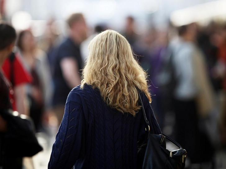 Blonde Frau mit Locken (Archiv)