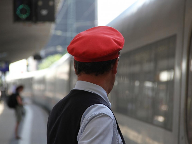 Zugschaffner am Bahnsteig