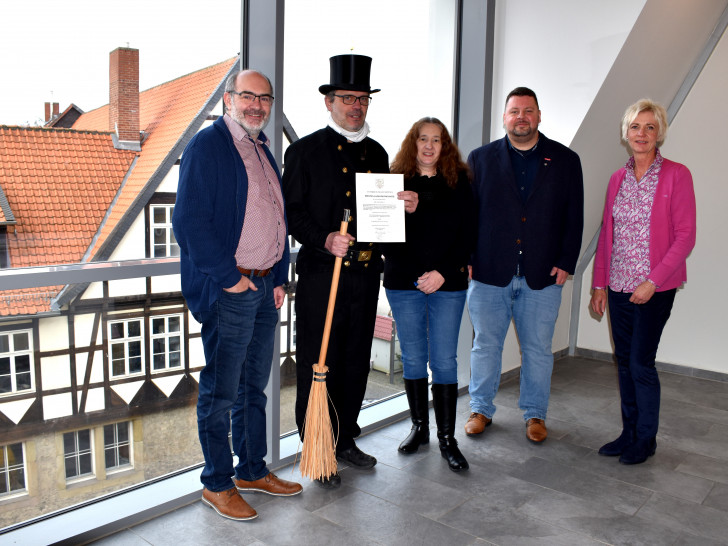 Lutz Senkbeil wurde als bevollmächtigter Bezirksschornsteinfeger bestellt (v.l.n.r.): Sven Volkers (Kreisbaurat LK Wolfenbüttel), Bezirksschornsteinfeger Lutz Senkbeil, Andrea Klingenberg (Abteilung Bauverwaltung und Immissionsschutz, LK Wolfenbüttel), Lars Winter (Vertreter der Schornsteinfeger-Innung Braunschweig) und Katrin Bosse (Leiterin Abteilung Bauverwaltung und Immissionsschutz, LK Wolfenbüttel).