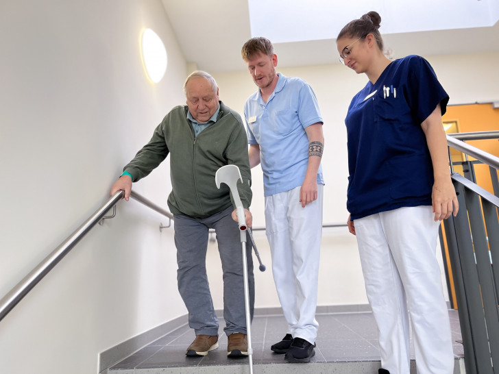  Physiotherapeutische Übung eines Patienten an der Treppe. 