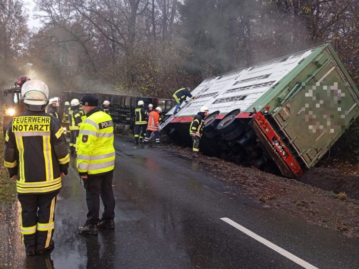 Das LKW-Gespann war im Graben gelandet.