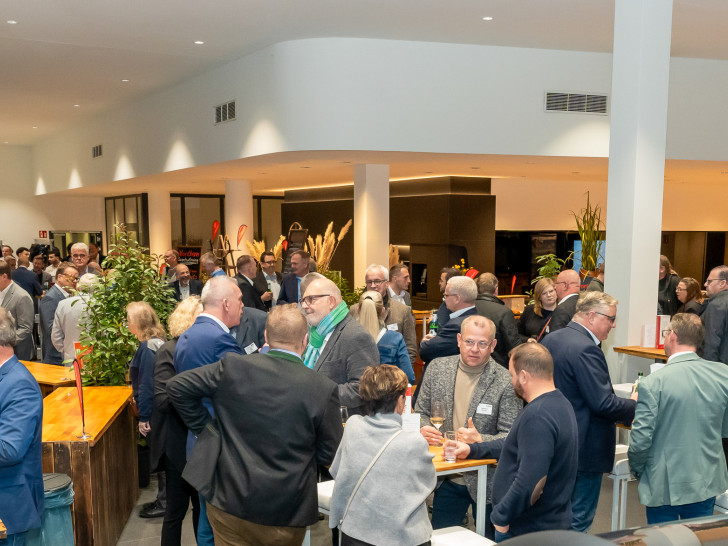  Am Montagabend hieß es wieder „klönen und köddern“. Verlag und Redaktion hatten zum zweiten regionalHeute.de Konfiefchen in das Autohaus Rosier in Braunschweig eingeladen