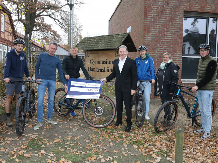 Thomas Fast (4. v. l.), Vorstandsvorsitzender der Volksbank BRAWO Stiftung, übergab den symbolischen Spendenscheck an Martin Rausch (2. v. l.) im Beisein von Lehrer Björn Meyer (3. v. l.), Schulleiterin Cornelia Röhrkasten sowie Schülern des Gymnasium Hankensbüttel.