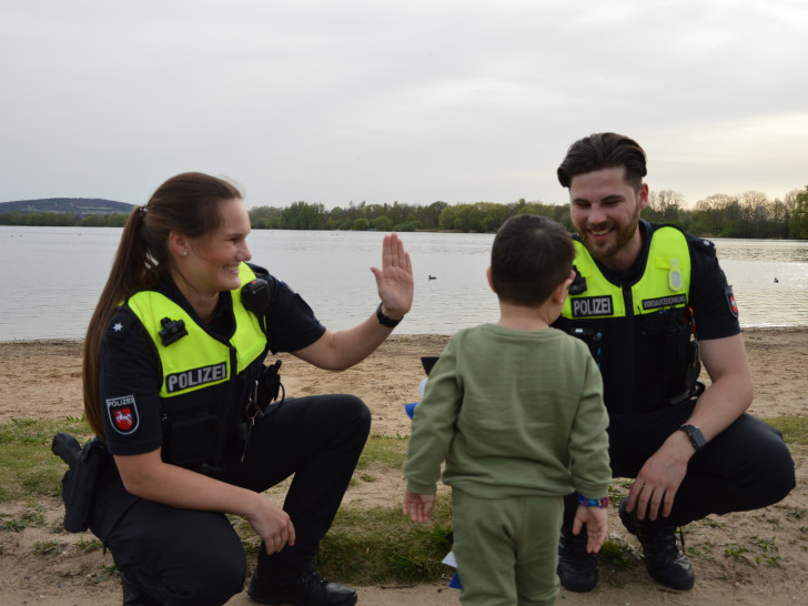 Die Polizeibeamten Lisa und Michael bei der Arbeit.