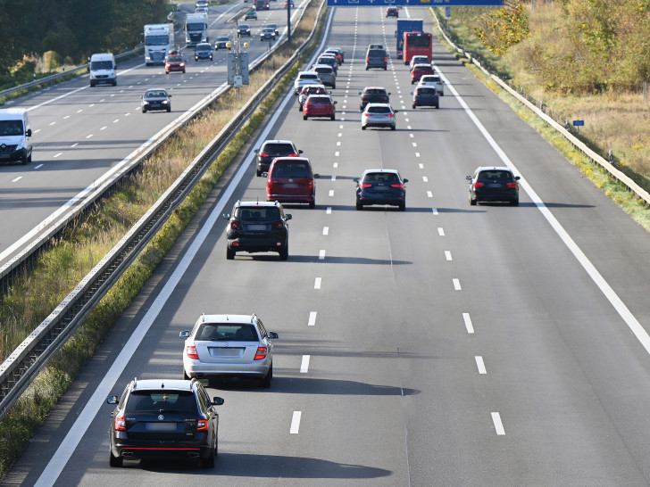 Wer auf der Autobahn länger als nötig auf dem linken Fahrstreifen fährt, sorgt oft für eigentlich vermeidbare gefährliche Situationen. Symbolbild