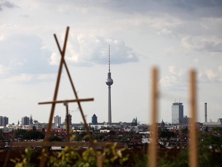 Dachterrasse in Berlin mit Blick auf den Berliner Fernsehturm (Archiv)