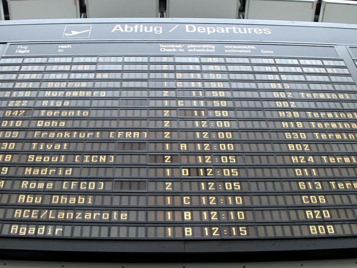 Ankunfts- und Abflugstafel an einem Flughafen (Archiv)