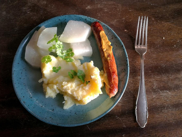 Bratwurst mit Kartoffelbrei und Kohlrabi (Archiv)