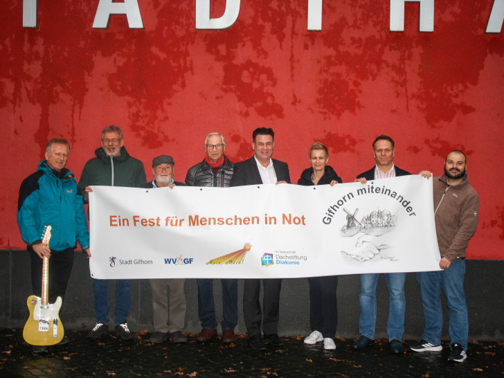 Jurek Karczewski (Angels Share JM), Ralf Richter (Initiator), Morris Sharpe (Angels Share JM), Wolfgang Fromme (Gründer RPT), Matthias Nerlich (Bürgermeister Stadt Gifhorn), Nadine Boß (Diakonische Gesellschaft Wohnen und Beraten), Benjamin Riebsamen (Stadthalle Gifhorn) und Daniel Höfel (Tagestreff Moin, Moin!) (v. li.).