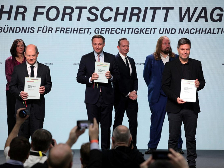 Olaf Scholz, Christian Lindner und Robert Habeck bei der Unterzeichnung des Koalitionsvertrags im Dezember 2021