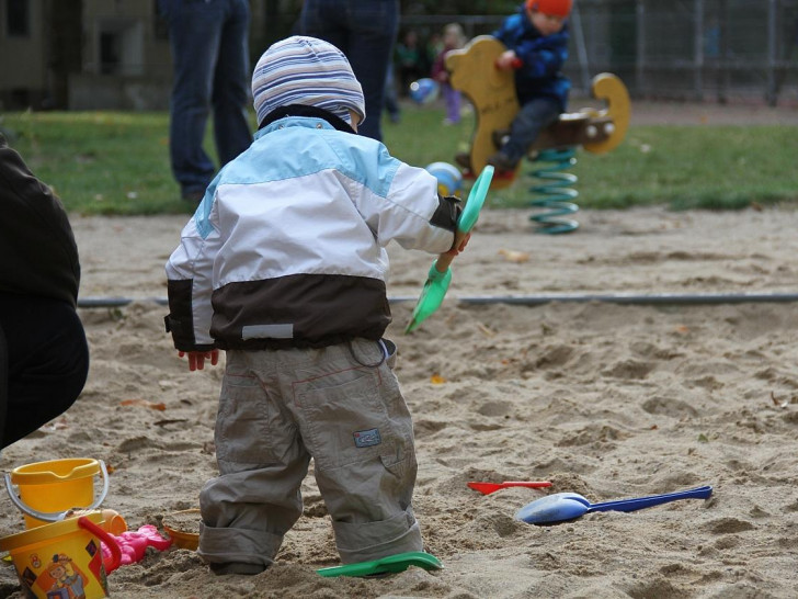 Kleinkind auf Spielplatz (Archiv)