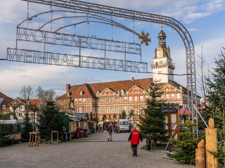 Der Weihnachtsmarkt auf dem Schloßplatz erwartet nun die ersten Besucher.