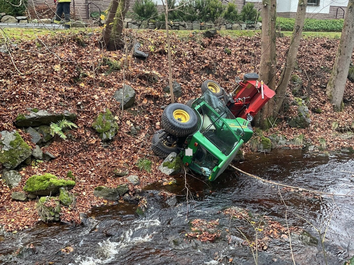 Der Kleintraktor lag im schwer zugänglichen Böschungsbereich.