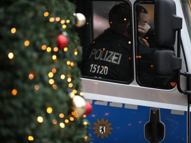 Polizei auf Weihnachtsmarkt (Archiv)