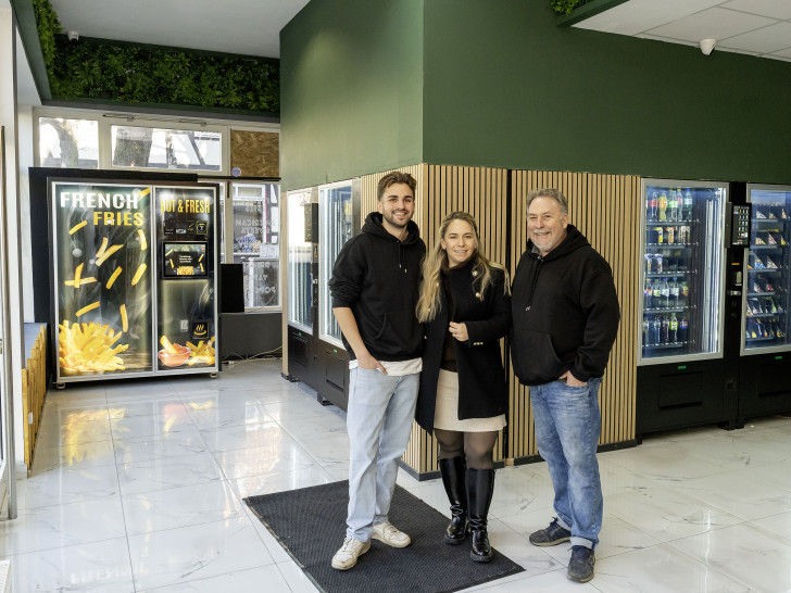 Martin, Isabel und Uwe Fetscher (v. li.) in ihrem Automatenladen. 