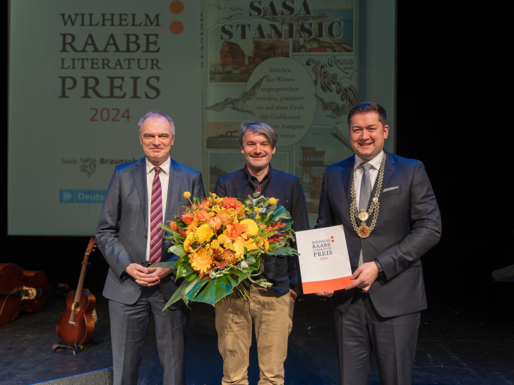 Dr. Thorsten Kornblum (re.) und Deutschlandradio-Intendant Stefan Raue (li.) überreichten den Preis an Saša Stanišić.