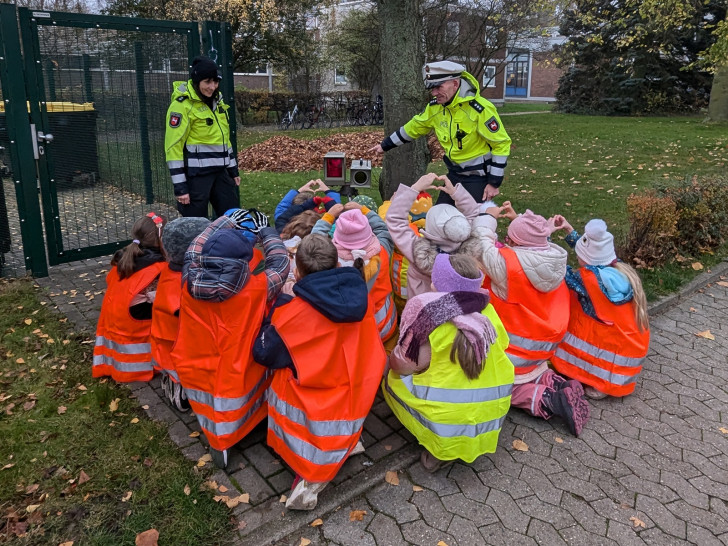 Bevor die Kinder als Verkehrsdetektive im Einsatz sind, erläutern Ralf Buchmeier (re.) und Christiane Meier (li.) – beide von der Polizei Goslar – wie die Blitzer funktionieren.