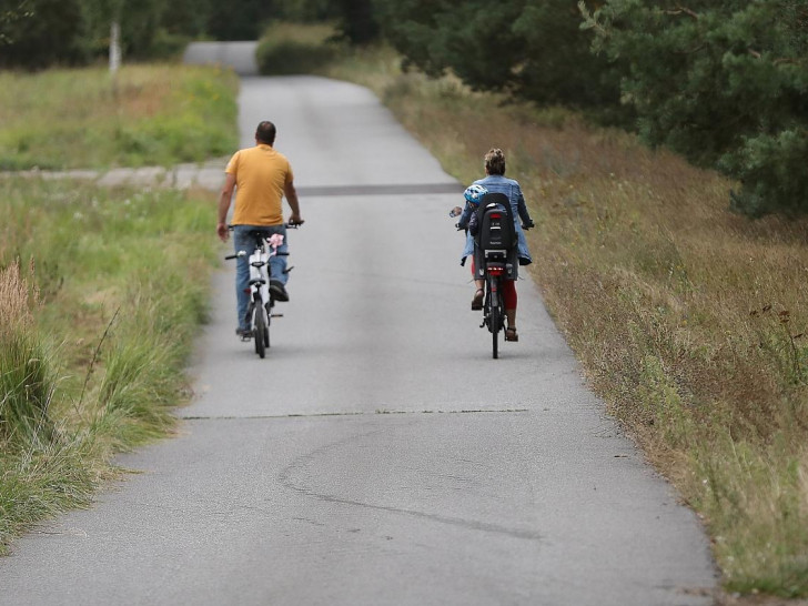 Mann und Frau auf Fahrrad (Archiv)