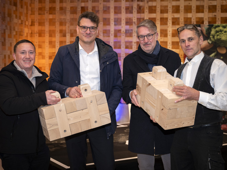 Max Wörner (Vorstand Triqbriq AG), Niklas Daser (Geschäftsführer Standortentwicklung EDEKA Minden-Hannover), Gerold Leppa (Wirtschaftsdezernent Stadt Braunschweig) und Zimmermann Thomas Schulte-Pieper (v. li.) richteten das Wort an die Gäste des Richtfestes für den Supermarkt aus Holzbausteinen.