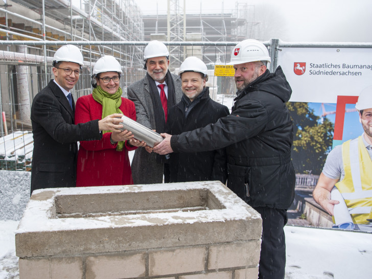 Die Zeitkapsel wird in den Grundstein gelegt (von links): Wissenschaftsminister Falko Mohrs, Universitätspräsidentin Dr.-Ing. Sylvia Schattauer, Prof. Arnold Adam (TU Clausthal), Finanzminister Gerald Heere und Marcus Rogge, Leiter des Staatlichen Baumanagements Südniedersachsen.