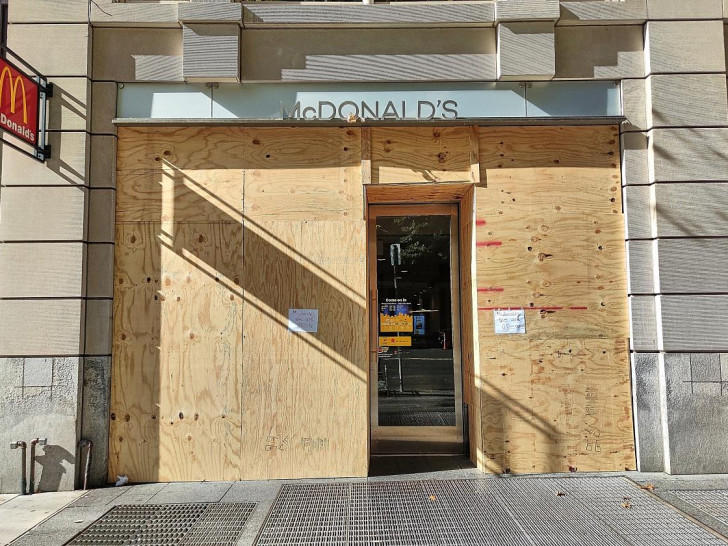 Verrammelter McDonald`s aus Sorge vor Randale bei der US-Wahl am 05.11.2024