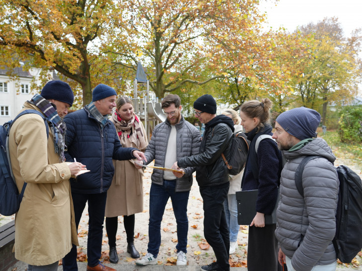 Florian Selle, Rebecca Kohl und Matthias Funk von scape Landschaftsarchitekten (von rechts) lassen sich von Mitarbeitern der Stadt erläutern, welche Anforderungen und Rahmenbedingungen für die Neugestaltung des Kleistparks vorliegen. 