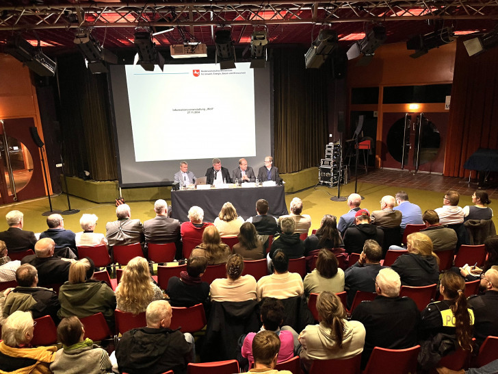 An diesem Abend drehte sich alles um das Thema Wolf. Am Podium, v.l.: Hans-Jörg Schrader (Umweltministerium), Landrat Gerhard Radeck, Bürgermeister Alexander Hoppe und Vorstand Marcus Wagner (Landkreis Helmstedt).