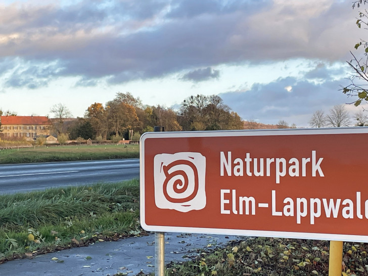 Touristisches Hinweisschild des Naturparks Elm-Lappwald an der L625 in der Nähe von Lucklum.