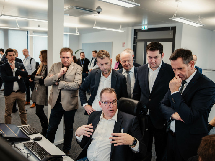 Die Oberbürgermeister Dennis Weilmann und Dr. Thorsten Kornblum sowie Wirtschaftsminister Olaf Lies lassen sich die Technik im neuen Remote Tower Center erläutern