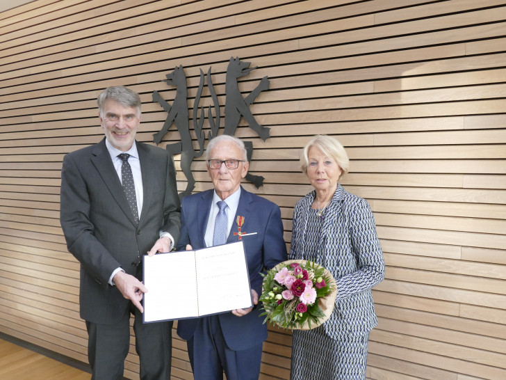 v.l.: Landrat Henning Heiß mit dem Geehrten Hans Grünhagen und dessen Partnerin Ursula Roß.