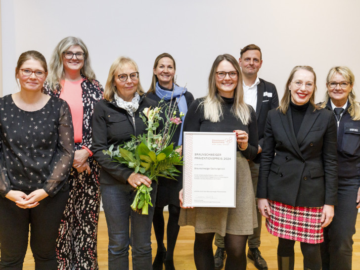  Susanne Kundolf (Soziallreferat); Raphaela Harms (Stiftung Braunschweigischer Kulturbesitz); Birgit Seel (Laudatorin, Staatsanwaltschaft); Stefanie Hälig (Ostfalia Hochschule); Katharina Gähle (Preisträgerin und pädagogischen Leitung für „Balu und Du“ in Braunschweig); Dr. Jan Köhler (Fachbereich Bürgerservice, Öffentliche Sicherheit); Gabriela Schimmel-Radmacher (Öffentliche Versicherung); Ines Fricke (Polizeiinspektion)