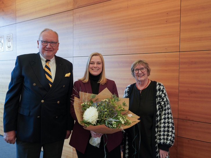 v.l.n.r.: Der Hochschulratsvorsitzende Paul-Werner Huppert, die designierte Präsidentin Prof. Dr. Julia Siegmüller und die amtierende Präsidentin Prof. Dr. Rosemarie Karger.