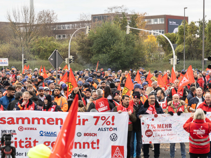 In Salzgitter nahmen heute 2.500 Menschen am Warnstreik der IG Metall teil. 