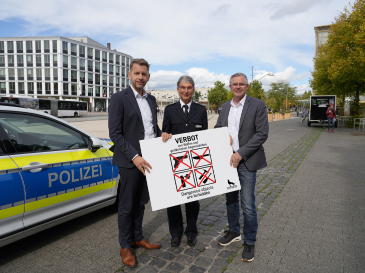 Waffenverbotszone am Nordkopf. v.l.n.r.: Dennis Weilmann, Heike Heil und Andreas Bauer.