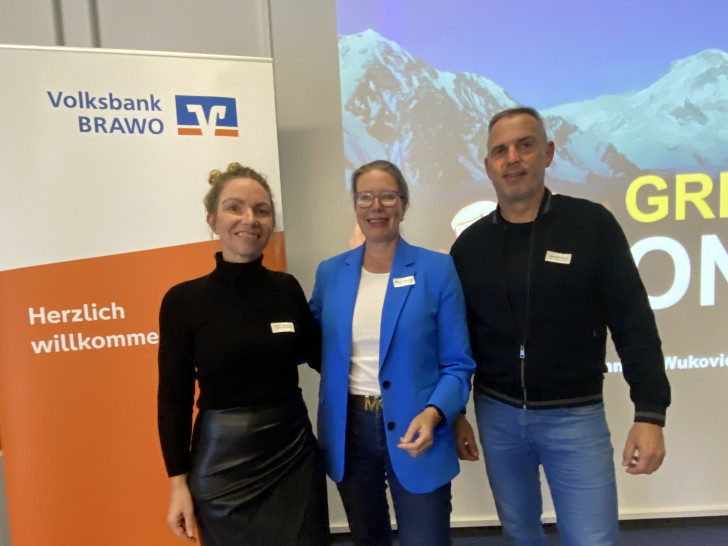 Nicole Mölling (Mitte), Leiterin der Direktion Salzgitter der Volksbank BRAWO, gemeinsam mit Sandra Wukovic und Joachim Franz von der Abenteuerhaus GmbH beim „Unternehmerzirkel für junge Unternehmer“. 