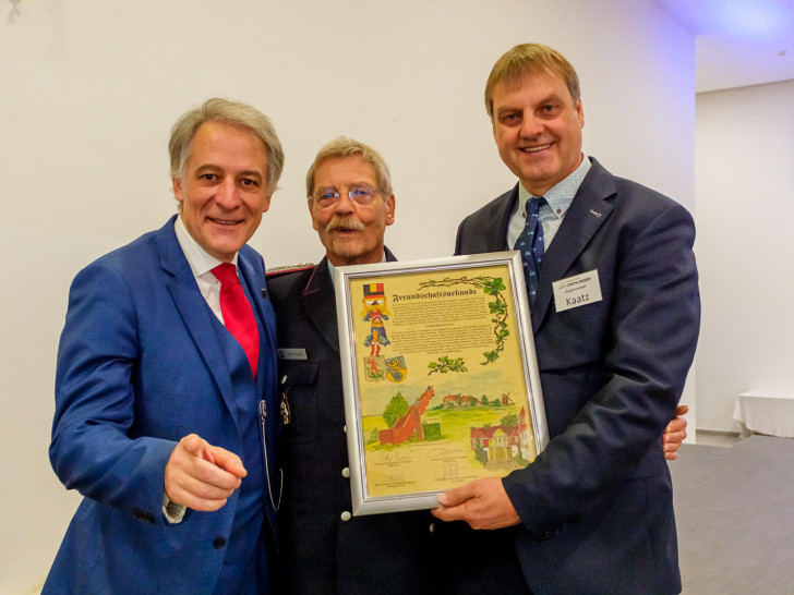 Internationale Freundschaft: Die Bürgermeister Rudi Beeken aus Belgien (links) und Detlef Kaatz (rechts) mit der Freundschaftsurkunde. Manfred Garske (Mitte) hatte die Urkunde gestaltet.