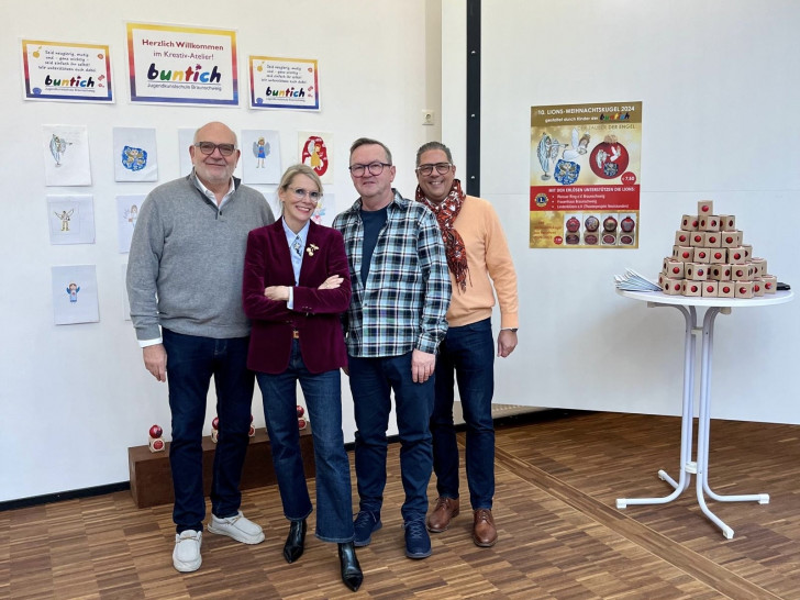 v.l.n.r.: Olaf Jaeschke (Galerist u. Lions Club), Delia Rauls (Jugendkustschule buntich e.V.) Gunnar Klenke und Detlef Ohlms (beide Activity Beauftragte Lions Club).