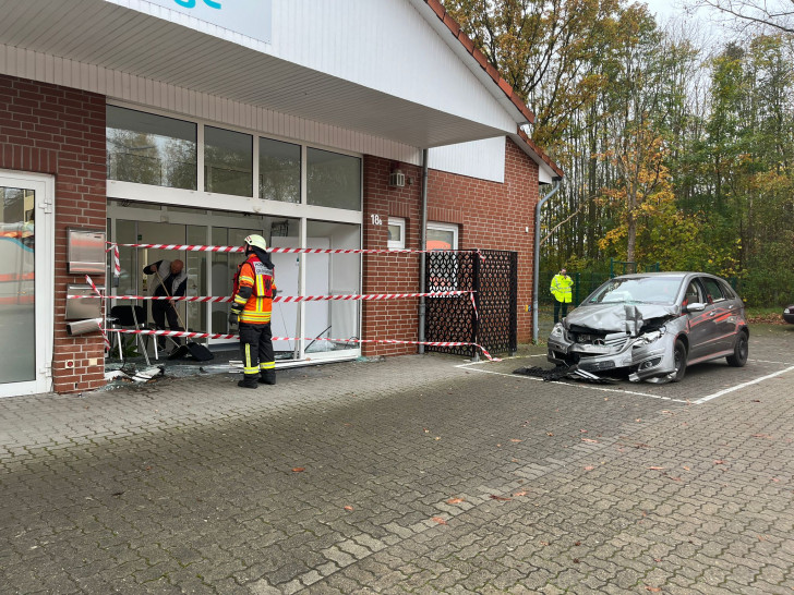 Das Auto und der beschädigte Eingangsbereich.