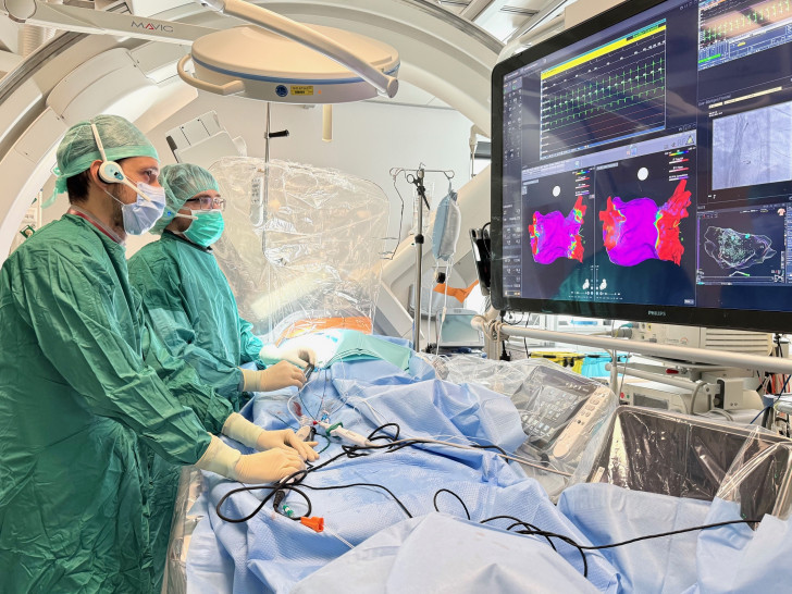 Bei der Behandlung von Herzrhythmusstörungen steht den Spezialisten im Klinikum Wolfsburg mit der Pulsed Field Ablation seit kurzem eine weitere effektive und für den Patienten schonende Therapieoption zur Verfügung.