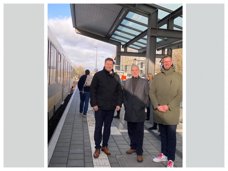 Der Bahnsteig in Braunschweig-Gliesmarode hat jetzt ein Dach. Darüber freuen sich Oberbürgermeister Dr. Thorsten Kornblum (li.), Verbandsdirektor Ralf Sygusch und Bahnhofsmanager Tobias Festerling (re.). 