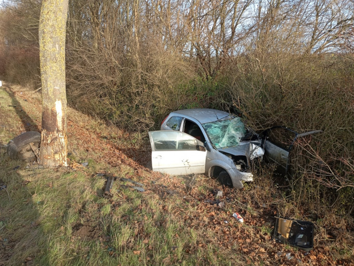 Das Auto wurde durch den Aufprall stark beschädigt.