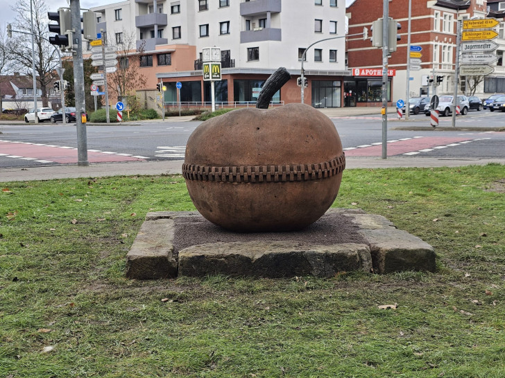 Kunst kehrt ins Stadtbild zurück: Da liegt er nun, der Apfel.