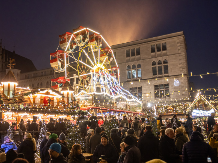 Insbesondere in den Abendstunden lockte der Braunschweiger Weihnachtsmarkt zahlreiche Gäste in die Innenstadt.