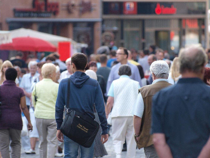 Menschen in einer Fußgängerzone (Archiv)