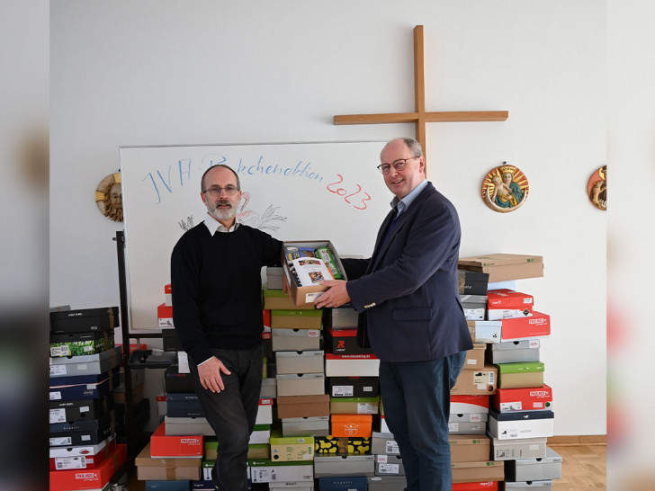 Diakon Detlef Schötz (links) und Propst Martin Tenge (rechts) mit den 150 Päckchen vom vergangenen Jahr. Beide freuen sich darüber, dass diese Aktion in der JVA Wolfenbüttel weitergeht.