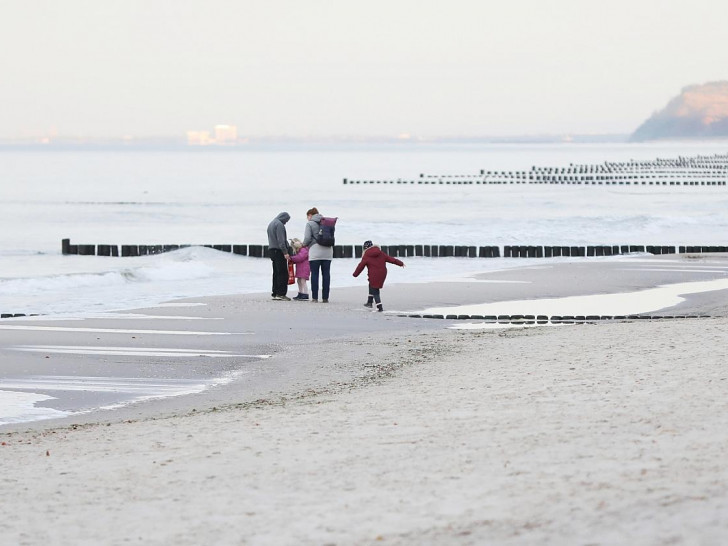 Familie am Strand (Archiv)