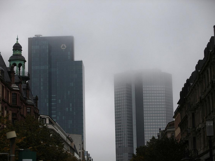 Frankfurter Bankentürme im Nebel (Archiv)